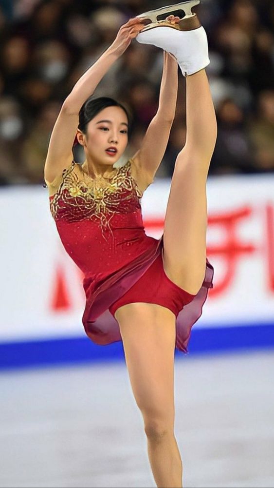 本田真凜 開脚　股間 尻