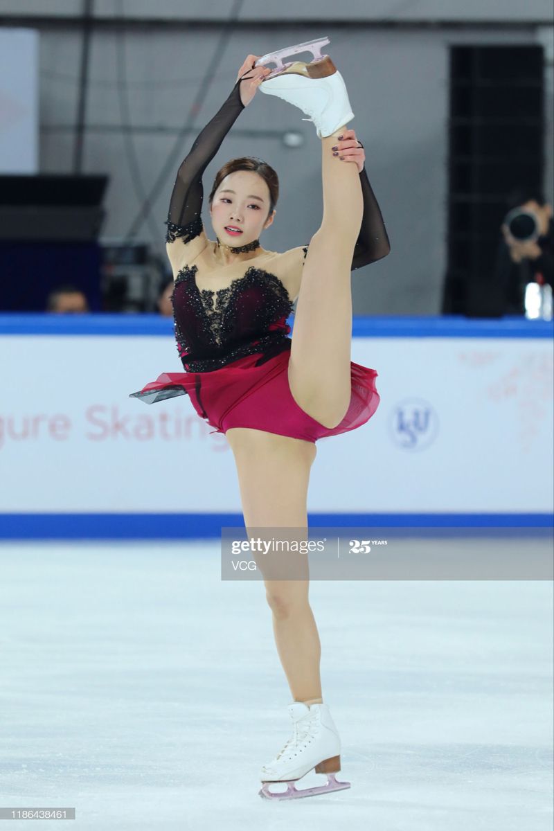 本田真凜 股間　開脚 尻